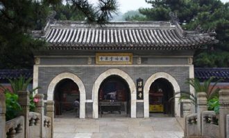 为什么常见千年寺院，难见百年老店？